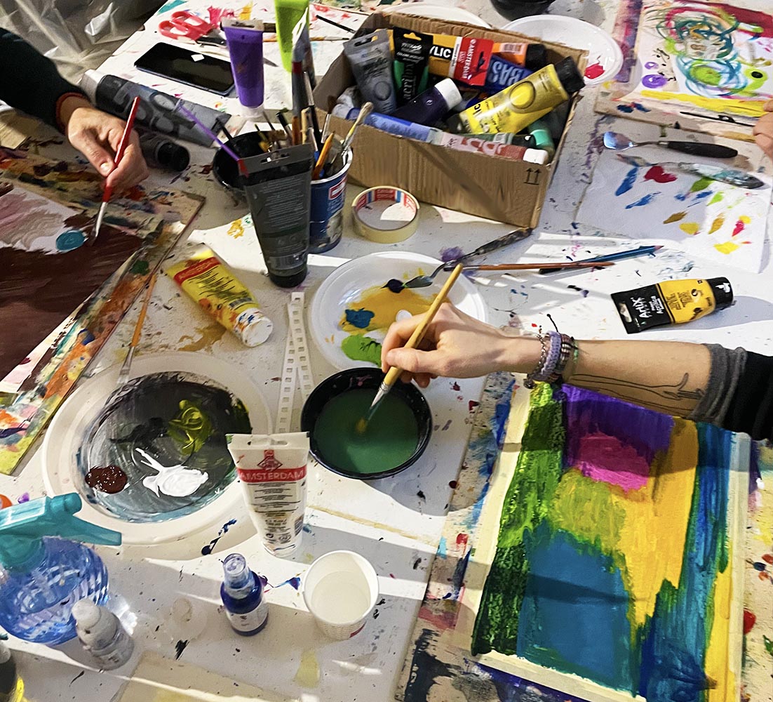 Incontri aperti di pittura intuitiva - Partecipanti che dipingono in un ambiente creativo e rilassato