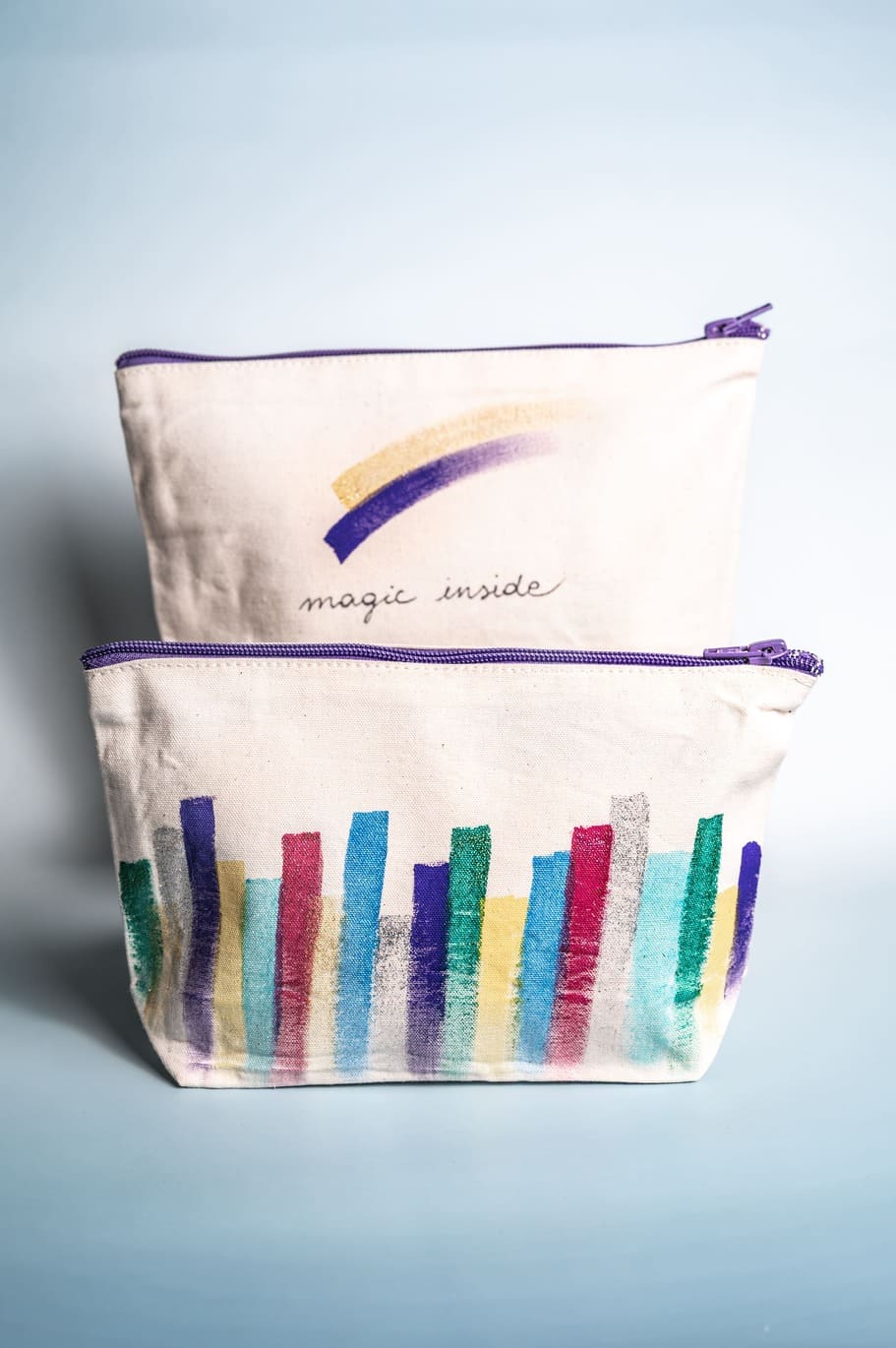 Artistic beauty case with unique design and harmonious colors