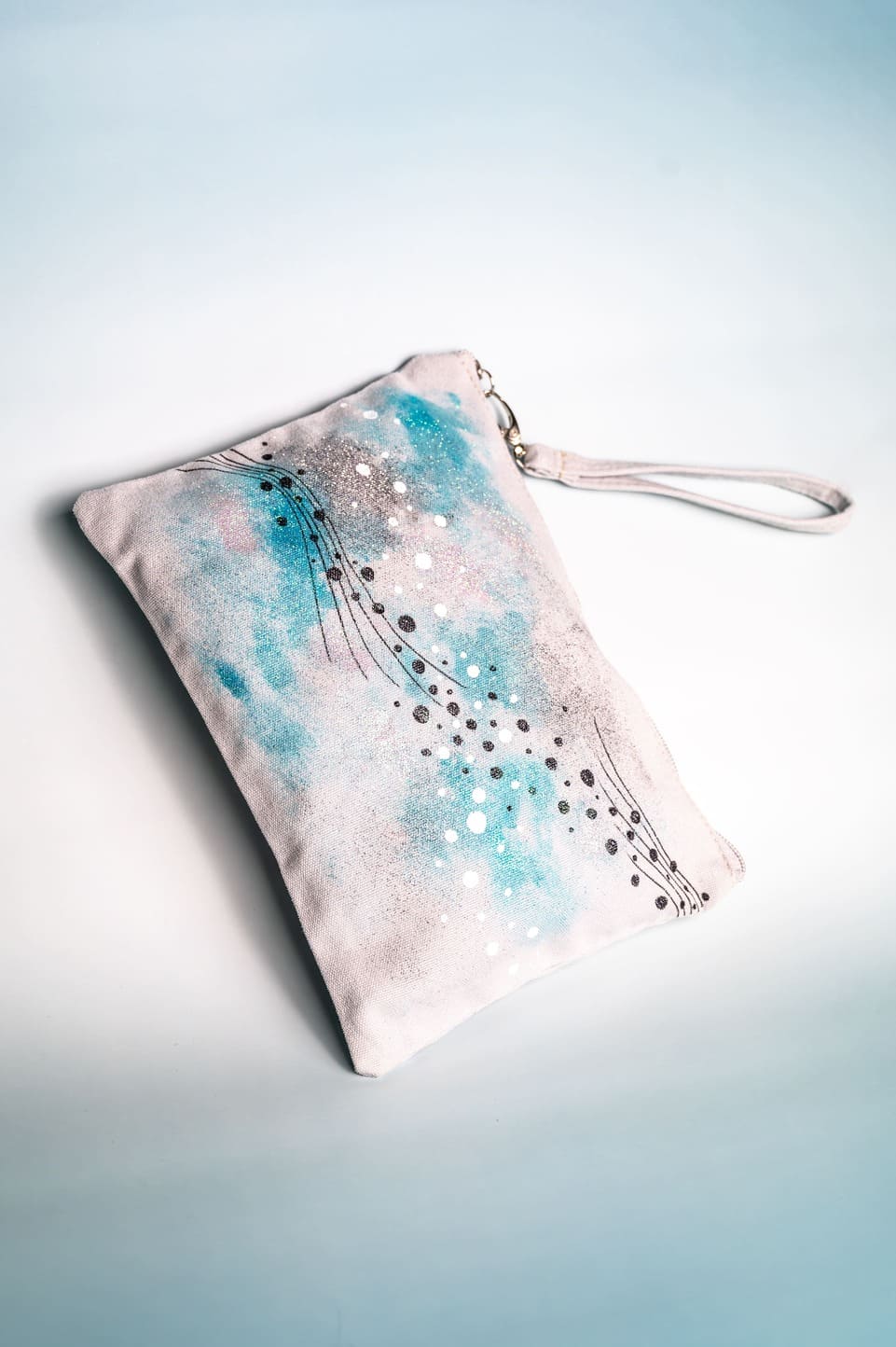 Artistic bag with unique design and harmonious colors