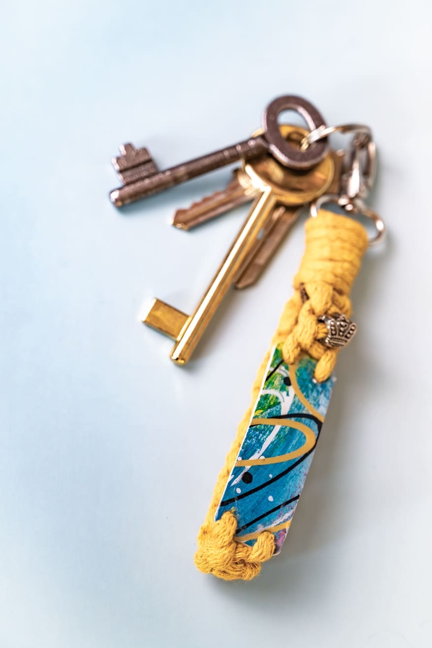 Artistic keychain hand-painted and cotton worked